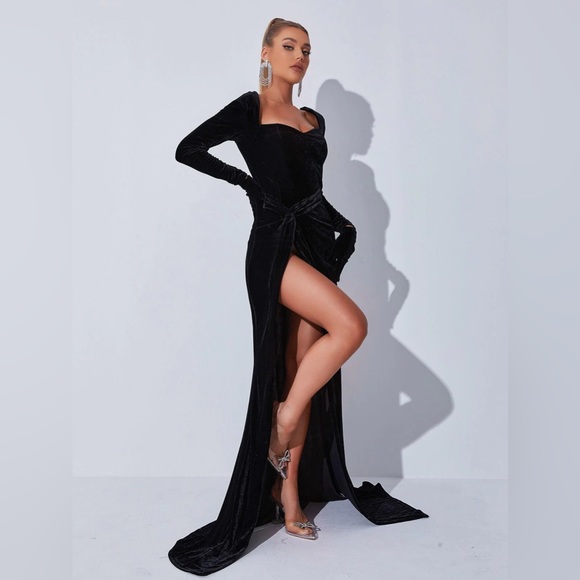 Mew Mews Long Sleeve Velvet Black Gown - Picture 3 of 6